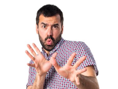 Beyaz arka plan üzerinde esmer genç adam