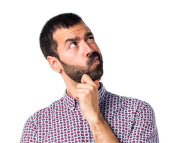 Beyaz arka plan üzerinde esmer genç adam