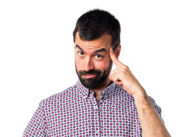 Beyaz arka plan üzerinde esmer genç adam