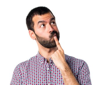 Beyaz arka plan üzerinde esmer genç adam