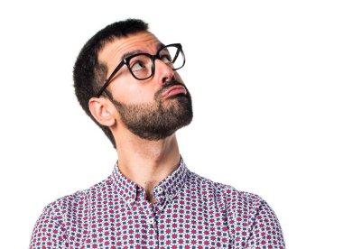 Düşünme gözlüklü adam