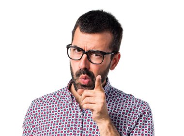 Düşünme gözlüklü adam