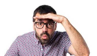 Bir şeyler gösteriyor gözlüklü adam