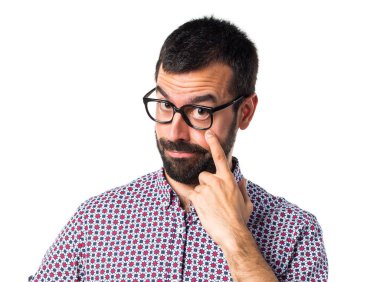 Bir şeyler gösteriyor gözlüklü adam