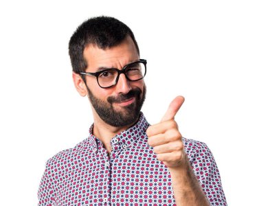 Başparmak ile gözlüklü adam