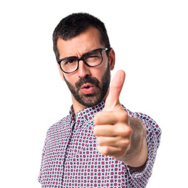 Başparmak ile gözlüklü adam