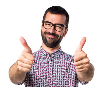 Başparmak ile gözlüklü adam