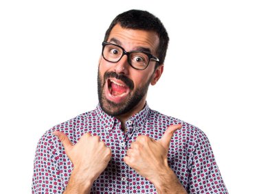 Başparmak ile gözlüklü adam