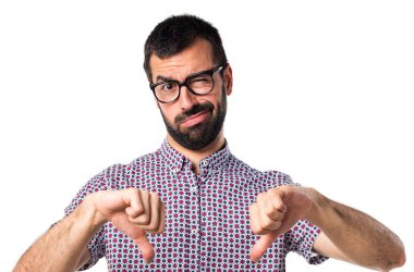 Kötü sinyal yapıyor gözlüklü adam