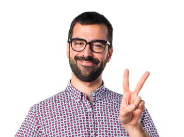 Zafer jest yapıyor gözlüklü adam