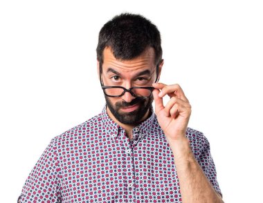 Bir şeyler gösteriyor gözlüklü adam