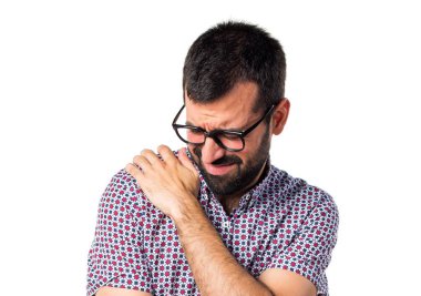 Omuz ağrısı ile gözlüklü adam