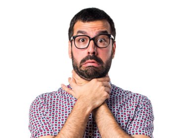 Kendini boğulma gözlüklü adam