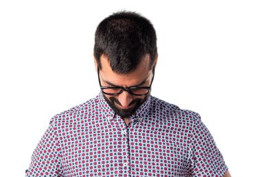 Aşağı bakıyor gözlüklü adam