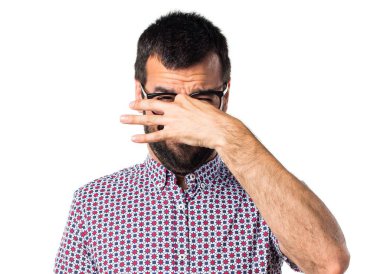 Kötü jest kokulu yapıyor gözlüklü adam