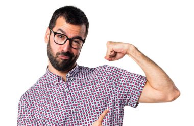 Güçlü bir jest yapma gözlüklü adam