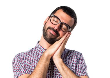 Uyku jest yapıyor gözlüklü adam