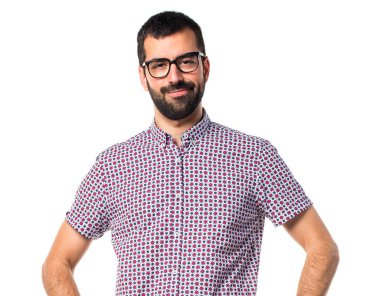 Beyaz arka plan üzerinde esmer genç adam