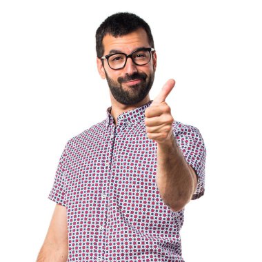 Başparmak ile gözlüklü adam