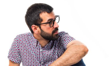 Beyaz arka plan üzerinde esmer genç adam