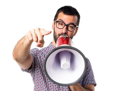 Megafon tarafından bağırarak gözlüklü adam