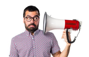 Megafon tarafından bağırarak gözlüklü adam