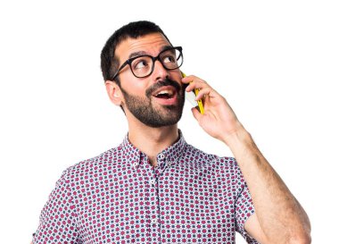 İçin mobil söz gözlüklü adam