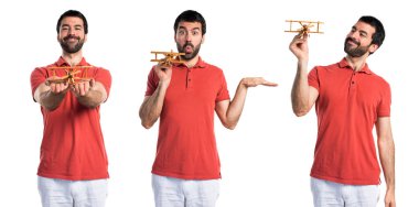 Yakışıklı adam ahşap oyuncak uçak holding