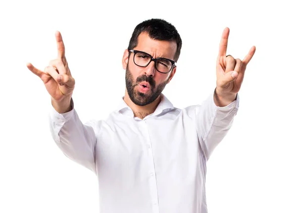 Hombre guapo con gafas haciendo gesto de cuerno —  Fotos de Stock