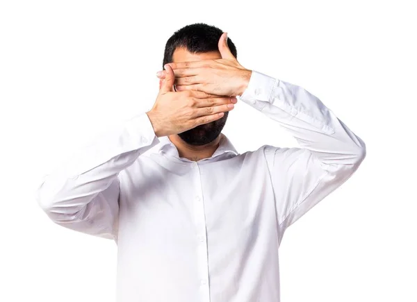 Schöner Mann mit Brille, der sein Gesicht verdeckt — Stockfoto