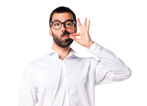 Pohledný muž s brýlemi mlčení gesto — Stock fotografie