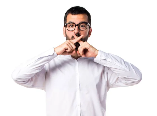 Schöner Mann mit Brille macht Schweigegegeste — Stockfoto