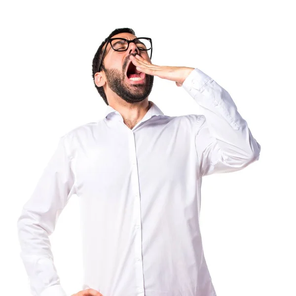 Hombre guapo con gafas bostezando — Foto de Stock