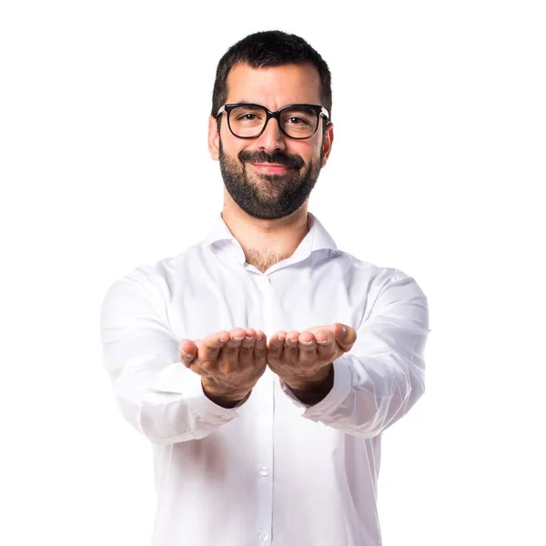 Homem bonito com óculos segurando algo — Fotografia de Stock