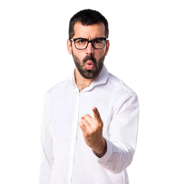 Hombre guapo enojado con gafas gritando y saltando — Foto de Stock