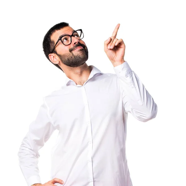 Pohledný muž s brýlemi směřující nahoru — Stock fotografie