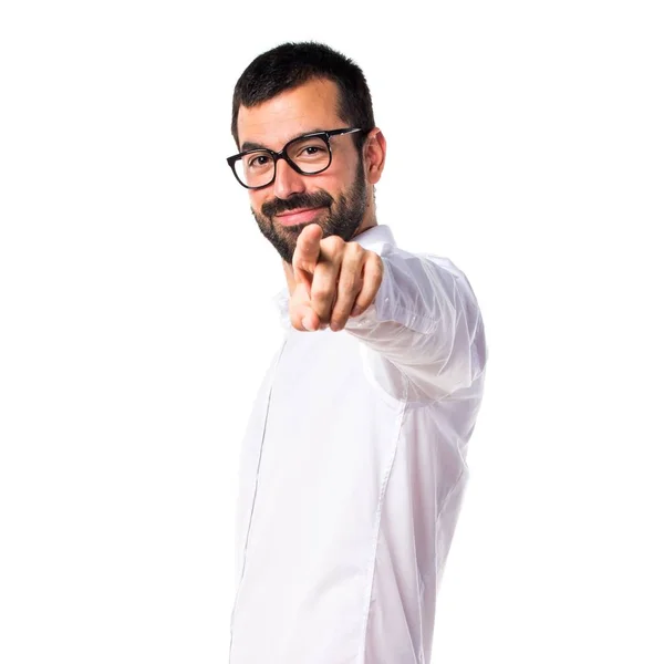 Homem bonito com óculos apontando para a lateral — Fotografia de Stock