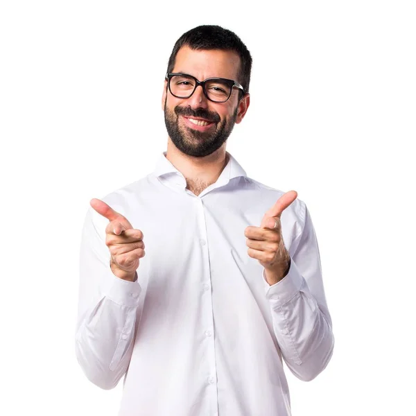 Hombre guapo con gafas apuntando hacia el lateral —  Fotos de Stock