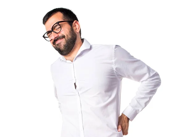 Pohledný muž s brýlemi s bolestí zad — Stock fotografie