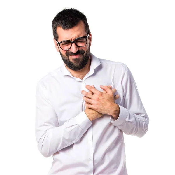 Красивий чоловік в окулярах з серцевим болем — стокове фото