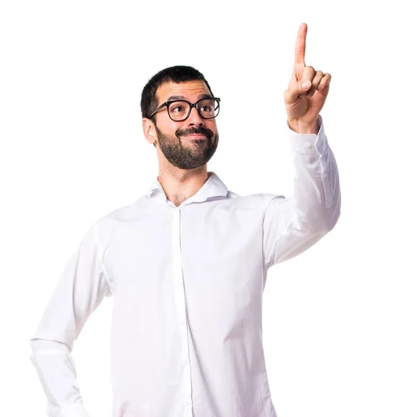 Hombre guapo con gafas tocando en pantalla transparente — Foto de Stock