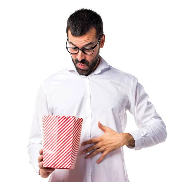 Hombre guapo con gafas comiendo palomitas —  Fotos de Stock