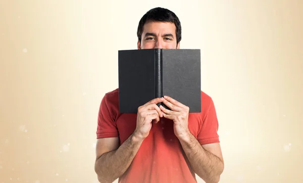 Hombre guapo leyendo libro —  Fotos de Stock