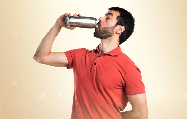 Dronken persoon die het drinken van bier — Stockfoto