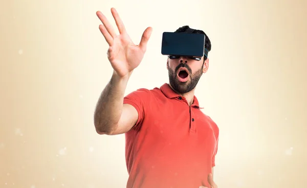 Surprised man using VR glasses — Stock Photo, Image