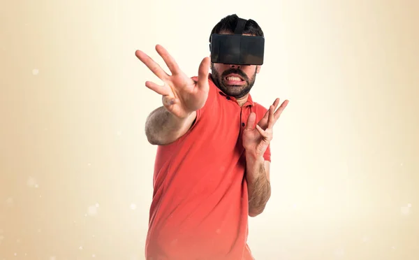 Vystrašený muž pomocí virtuální brýle — Stock fotografie