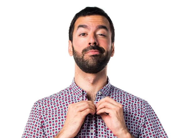 Beyaz arka plan üzerinde esmer genç adam