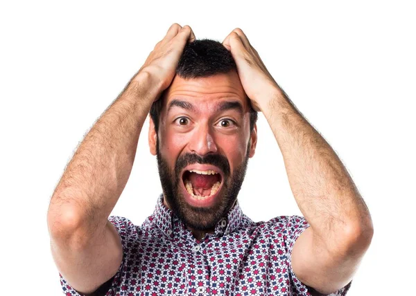 Beyaz arka plan üzerinde esmer genç adam