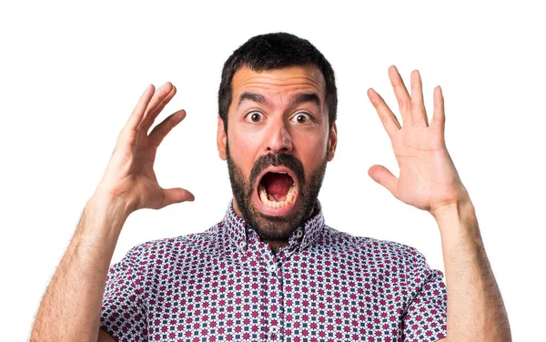 Beyaz arka plan üzerinde esmer genç adam