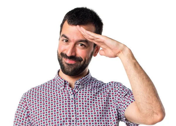 Beyaz arka plan üzerinde esmer genç adam